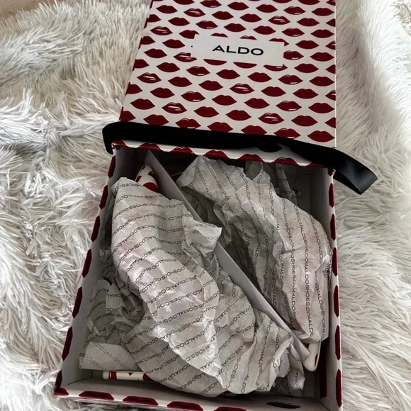 Aldo Red Lips Patterned Heels size 9, run 8.5 - Picture 5 of 7
